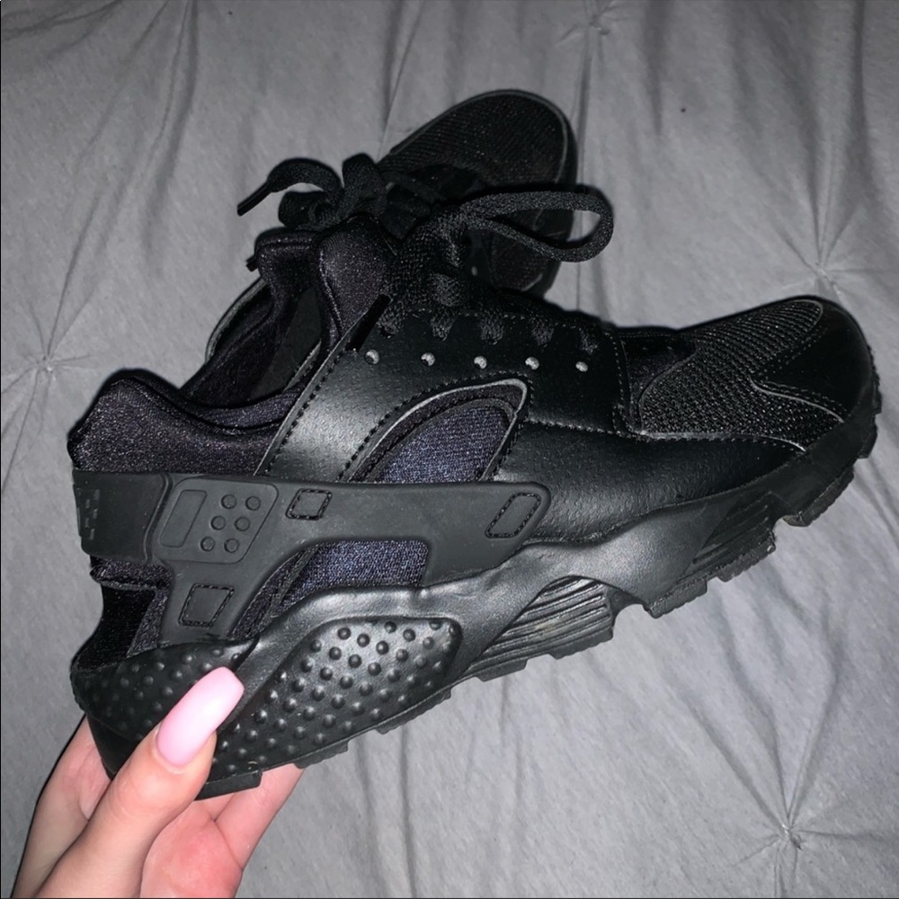black nike huaraches